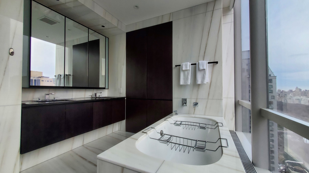 Esempio di una piccola stanza da bagno minimal con doccia alcova, WC sospeso, pavimento in marmo, lavabo sottopiano, top bianco, un lavabo e mobile bagno sospeso