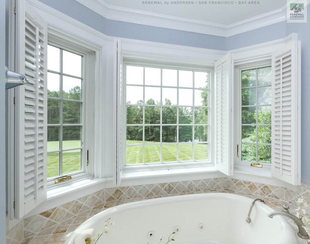 Foto di una stanza da bagno con vasca idromassaggio, piastrelle beige, piastrelle in pietra, pareti blu, pavimento con piastrelle in ceramica, top in quarzo composito, pavimento beige, top bianco e due lavabi