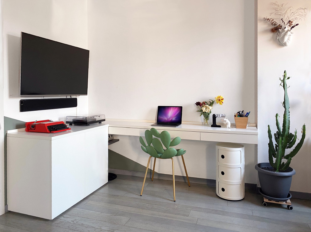 Идея дизайна: кабинет в стиле лофт с белыми стенами, деревянным полом, отдельно стоящим рабочим столом, серым полом и балками на потолке