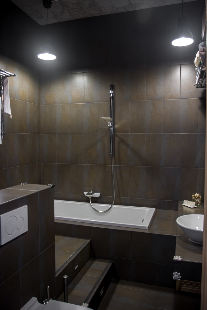 Idéer för mellanstora en-suite badrum, med ett platsbyggt badkar, en öppen dusch, en vägghängd toalettstol, brun kakel, keramikplattor, bruna väggar, klinkergolv i keramik, ett fristående handfat och kaklad bänkskiva