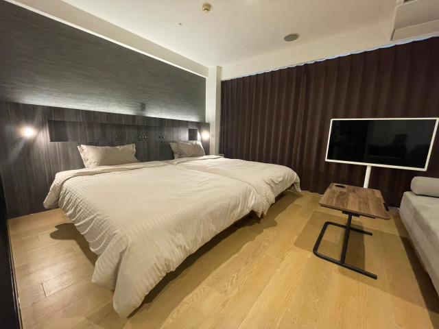 恩納村リゾートマンションリノベーション工事 contemporaneo-camera-da-letto