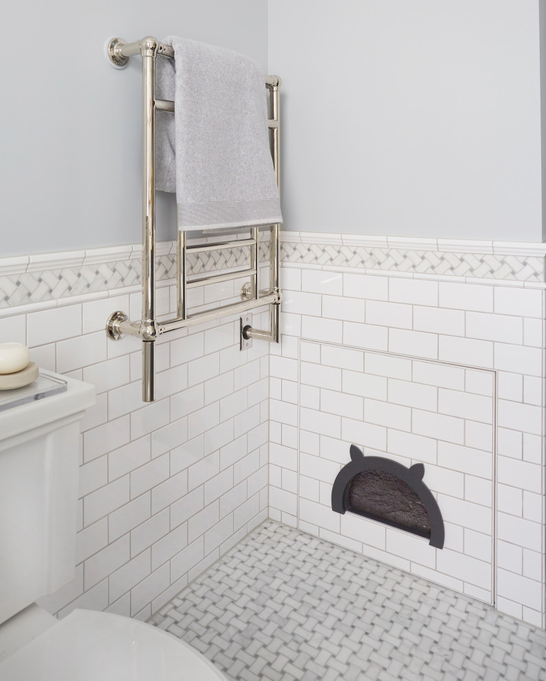 Источник вдохновения для домашнего уюта: главная ванная комната среднего размера в викторианском стиле с фасадами в стиле шейкер, серыми фасадами, отдельно стоящей ванной, открытым душем, унитазом-моноблоком, белой плиткой, цементной плиткой, серыми стенами, полом из мозаичной плитки, накладной раковиной, столешницей из кварцита, белым полом, открытым душем, белой столешницей, тумбой под одну раковину и встроенной тумбой