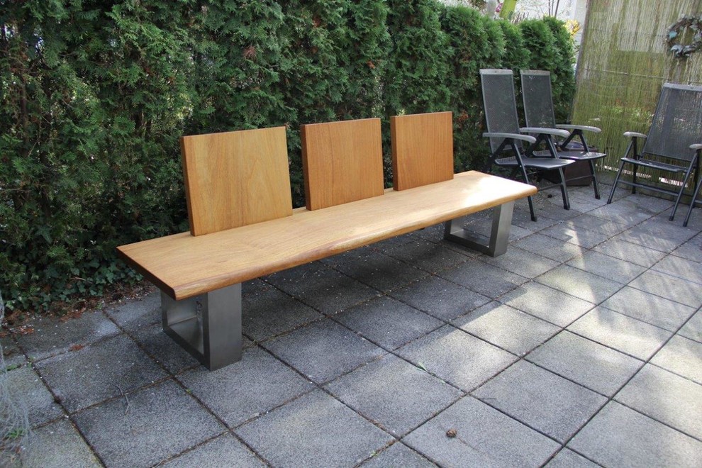 Große Pergola hinter dem Haus mit Kübelpflanzen in Sonstige