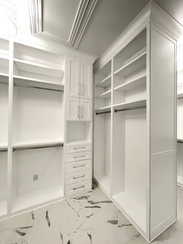 На фото: гардеробная комната среднего размера в стиле неоклассика (современная классика)