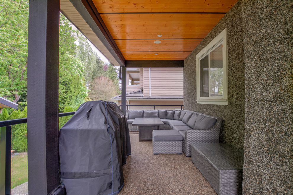 Mittelgroße, Überdachte Moderne Terrasse hinter dem Haus, im Erdgeschoss mit Feuerstelle und Glasgeländer in Vancouver