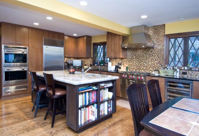 Example of a transitional kitchen design in Chicago
