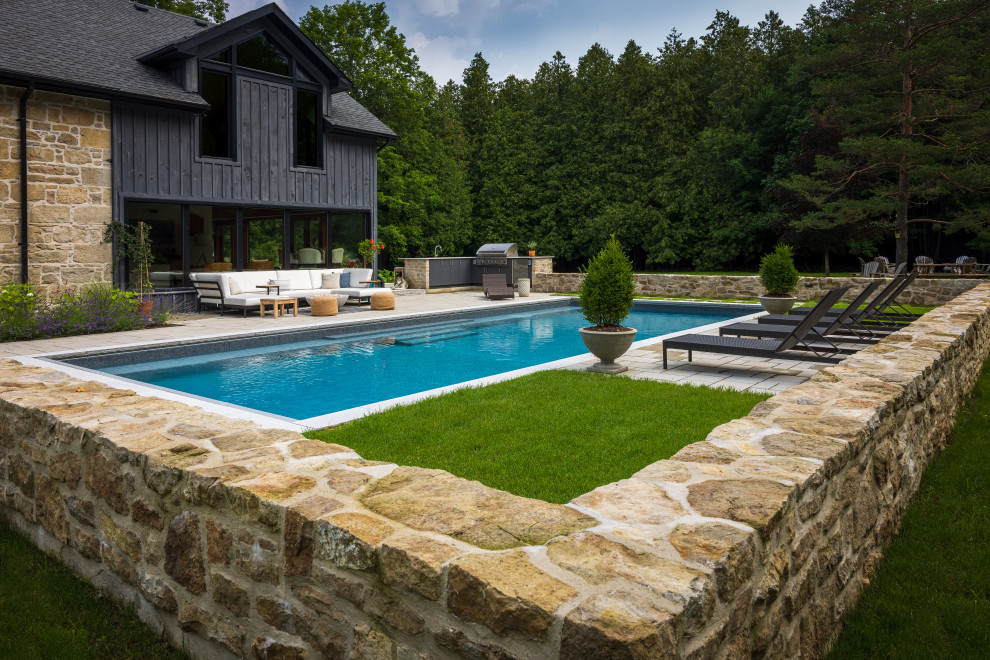 Transitional pool photo in Toronto