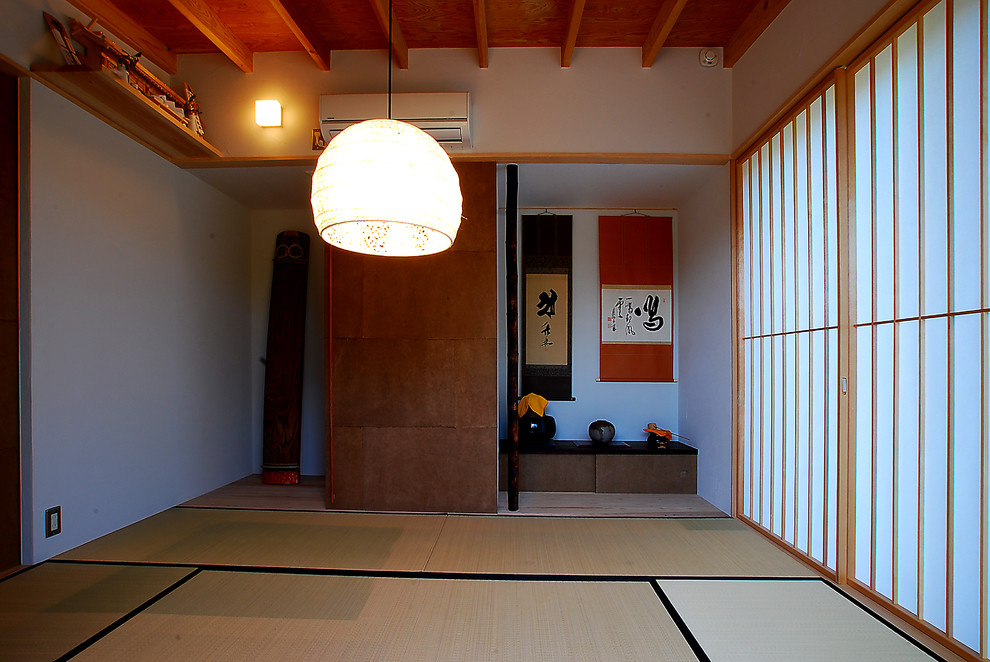 他の地域にある和風のおしゃれなファミリールームの写真