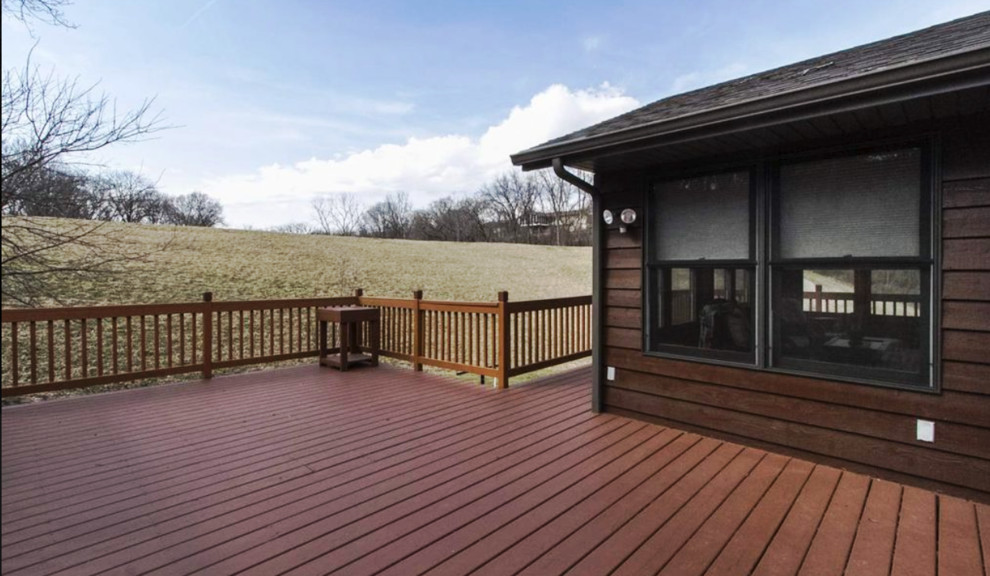 Photo of a traditional deck in Cedar Rapids.