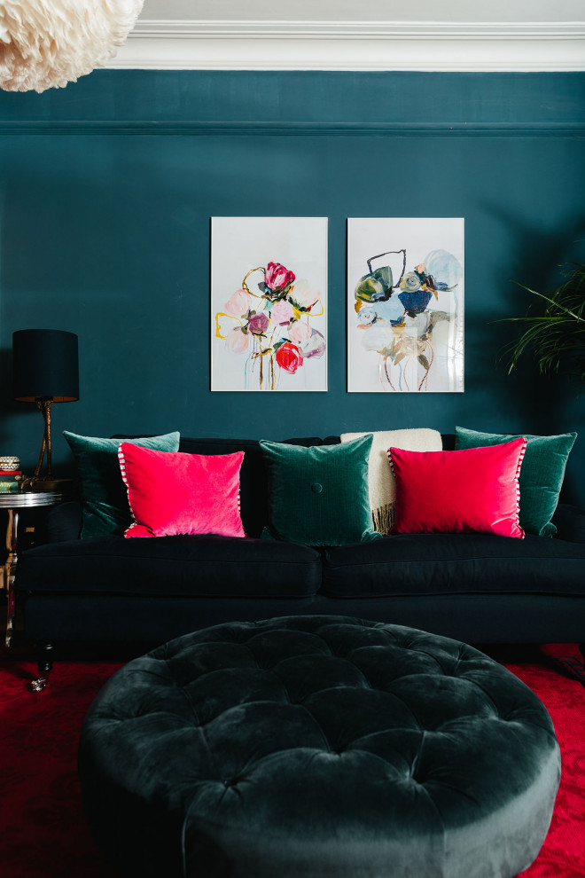 Пример оригинального дизайна: гостиная комната среднего размера в стиле фьюжн с синими стенами, ковровым покрытием, телевизором на стене и красным полом