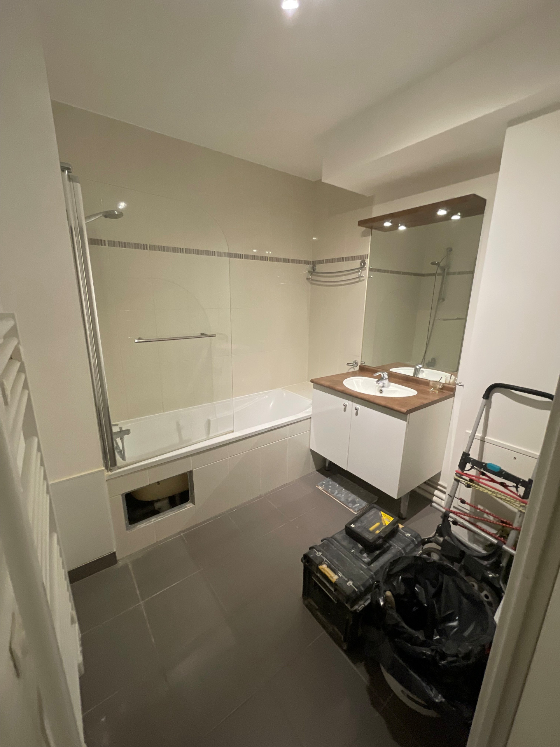 SALLE DE BAIN EN SALLE DE DOUCHE: baignoire transformée en receveur de douche