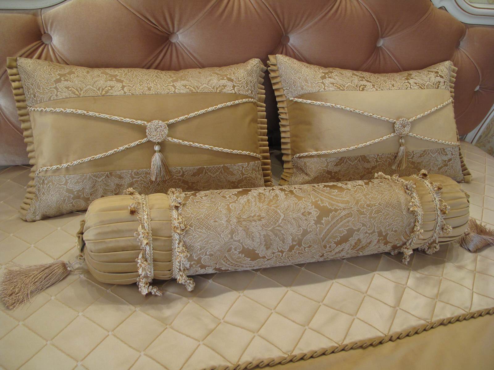 Спальня.подушки.бархат.