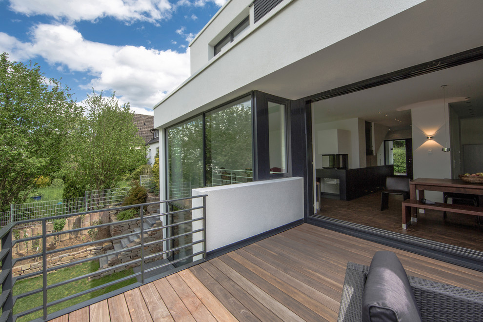 This is an example of a contemporary deck in Dusseldorf.