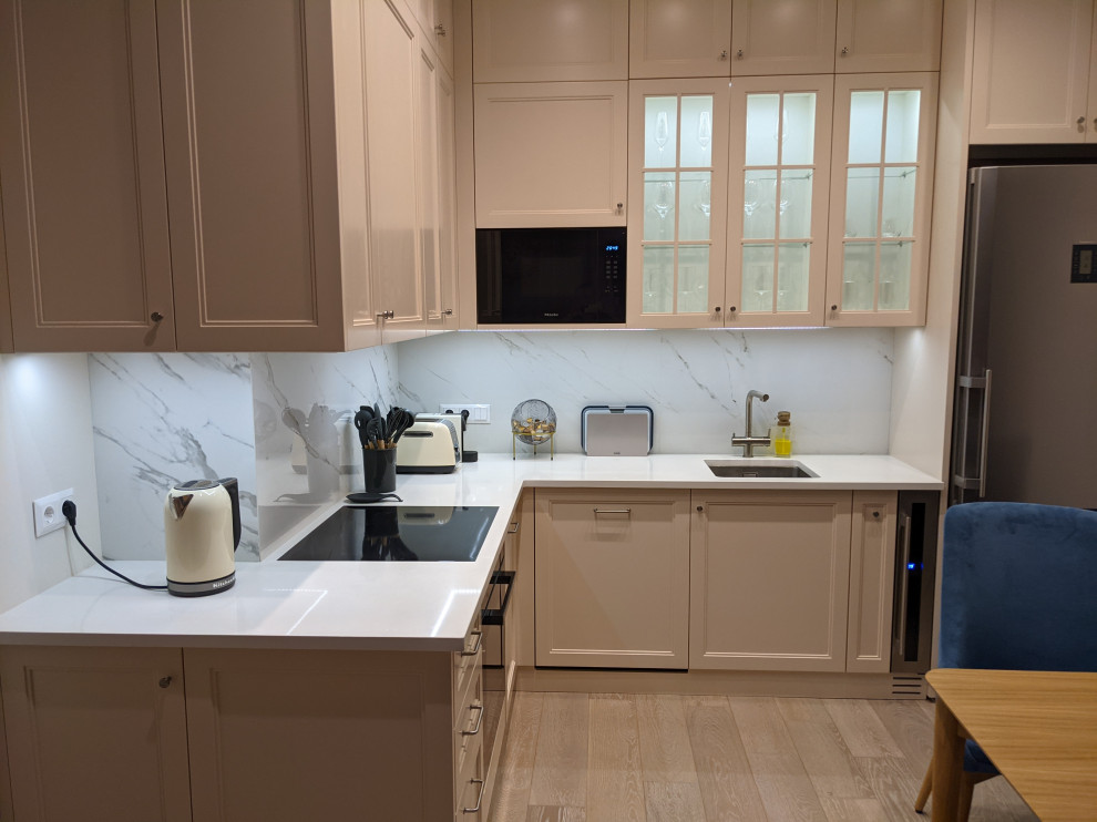 Маленькая белая кухня в неоклассическом стиле