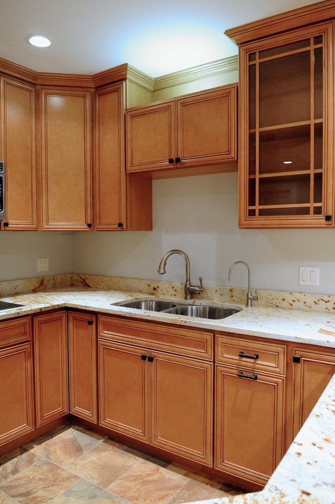 Kitchen - transitional kitchen idea in Chicago