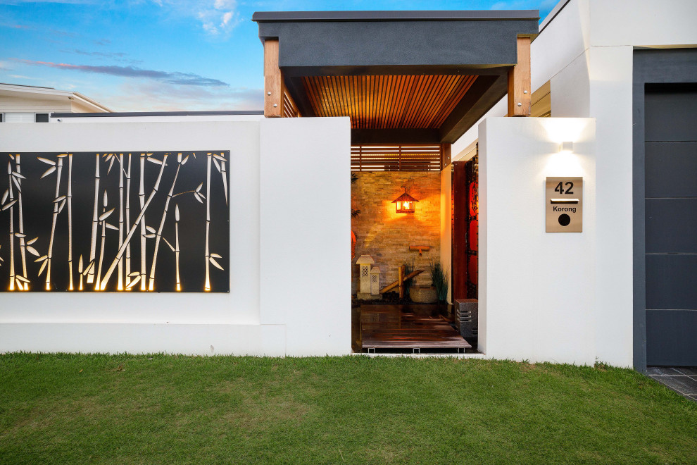 Kleiner Asiatischer Eingang mit braunem Holzboden, Holzdielendecke und vertäfelten Wänden in Gold Coast - Tweed