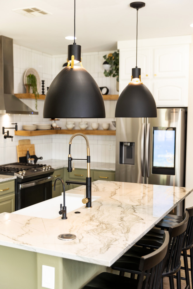 Example of a transitional kitchen design in Phoenix