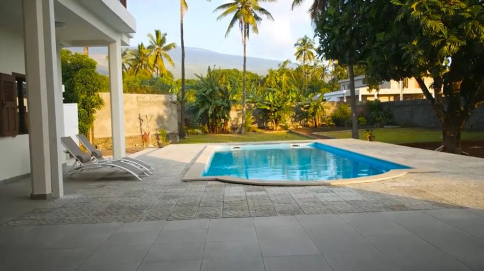 Idées déco pour une petite piscine hors-sol bord de mer rectangle avec des solutions pour vis-à-vis, une cour et des pavés en béton.