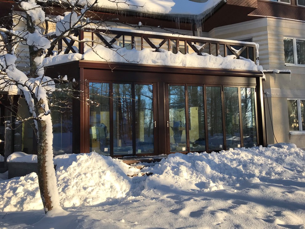 Зимний сад на берегу лесного озера