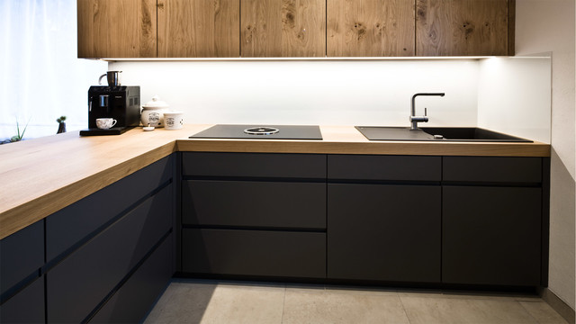 Kuche Aus Eiche Wild Und Grau Lack Topmatt Minimalistisch Kuche Munchen Von Held Schreinerei Interior Design