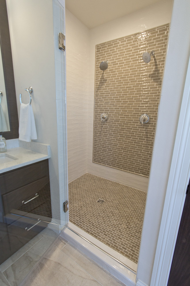 Immagine di una stanza da bagno chic con doccia ad angolo, piastrelle verdi, pareti bianche, pavimento in gres porcellanato, lavabo sottopiano, pavimento beige e top bianco