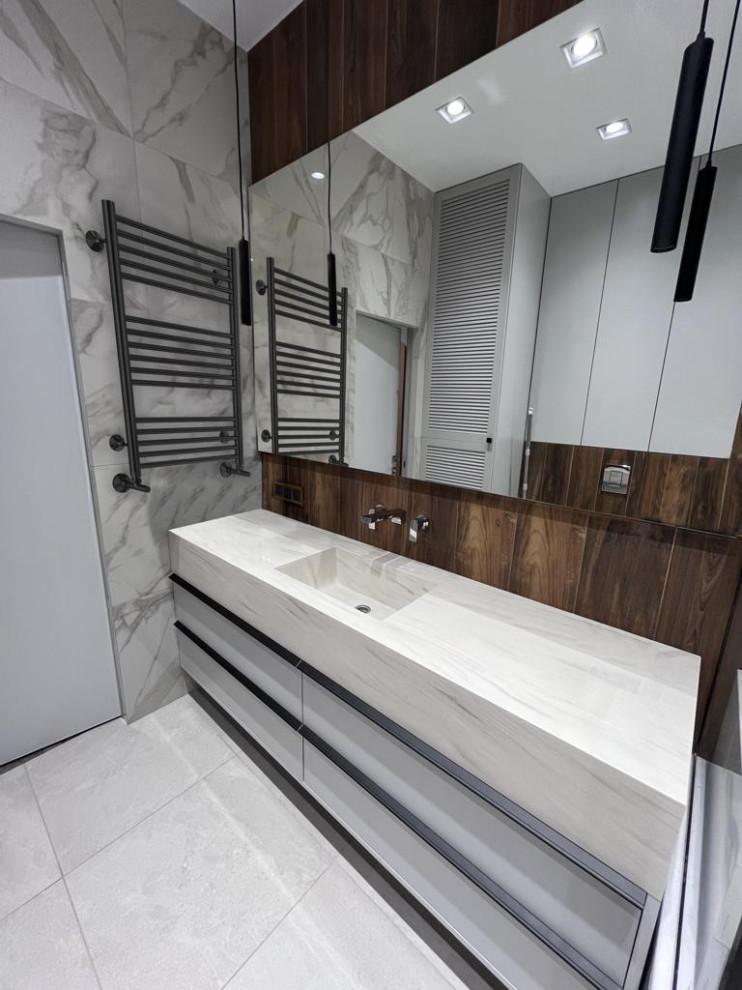 Modelo de cuarto de baño principal, único, flotante y blanco y madera contemporáneo con puertas de armario grises, paredes marrones, lavabo suspendido y madera