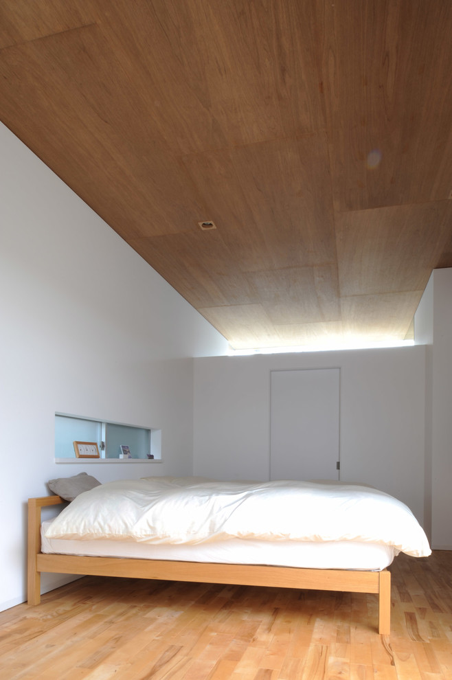 Inspiration for a modern bedroom in Tokyo.