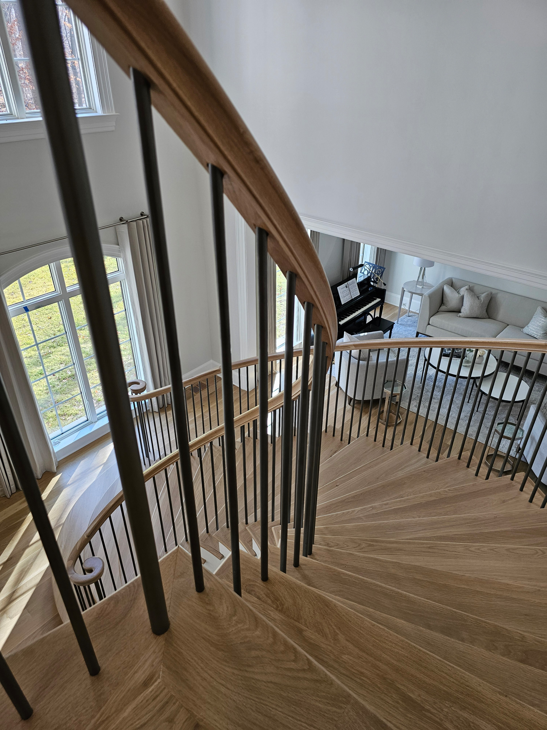 116_Elegant & Eye-catching Curved Staircase, Leesburg VA 20175