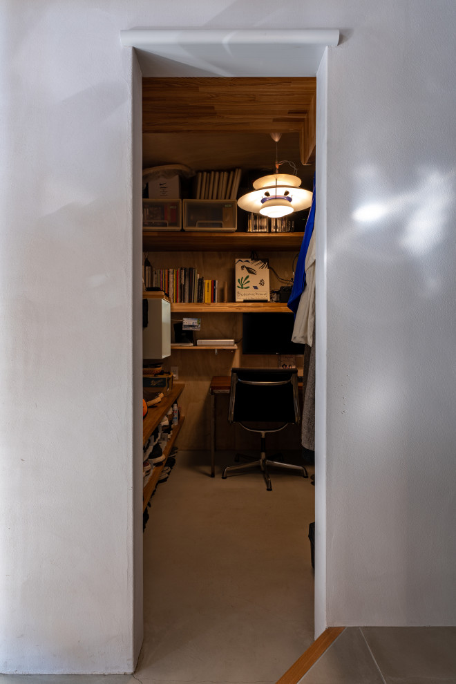 Свежая идея для дизайна: маленькая гардеробная комната унисекс в скандинавском стиле с бетонным полом, серым полом и деревянным потолком для на участке и в саду - отличное фото интерьера