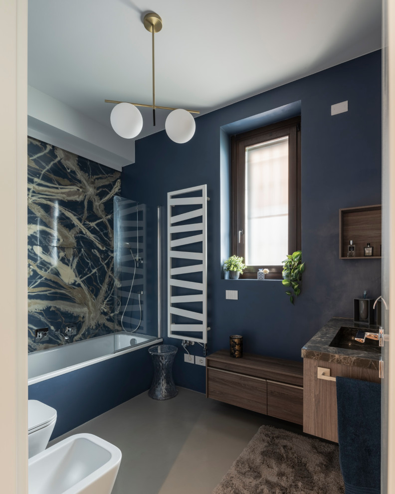 Стильный дизайн: главная ванная комната среднего размера в стиле модернизм с плоскими фасадами, коричневыми фасадами, душем в нише, раздельным унитазом, синими стенами, накладной раковиной, мраморной столешницей, серым полом, коричневой столешницей, тумбой под одну раковину, подвесной тумбой и панелями на части стены - последний тренд