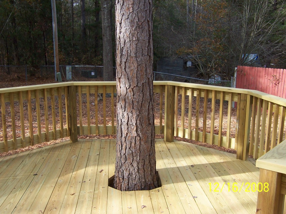Inspiration for a mid-sized rustic backyard deck remodel