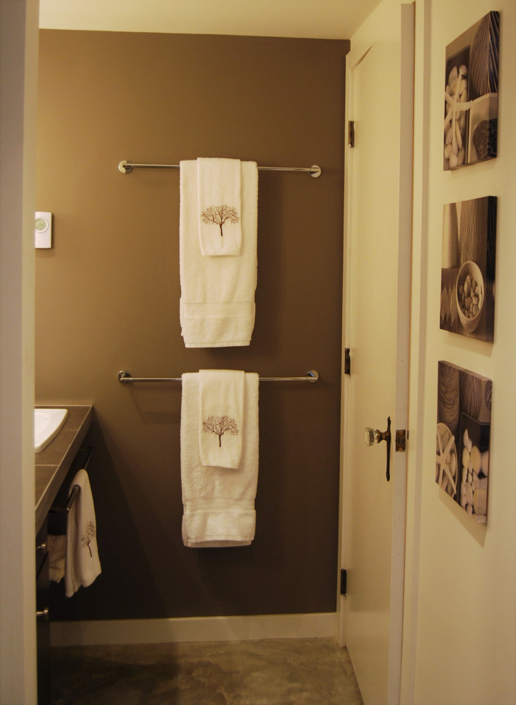 Mittelgroßes Modernes Badezimmer mit dunklen Holzschränken, Betonboden, gefliestem Waschtisch, schwarzer Waschtischplatte, Einzelwaschbecken und brauner Wandfarbe in Vancouver