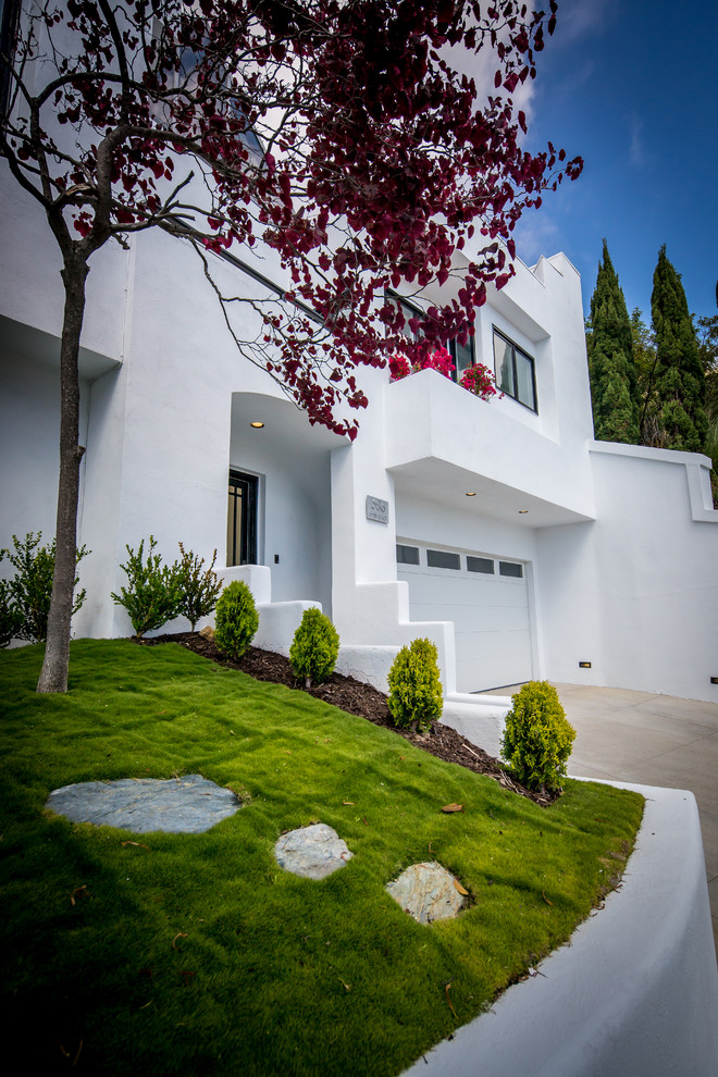 Mid-sized modern front yard partial sun garden in Orange County with a garden path and natural stone pavers.