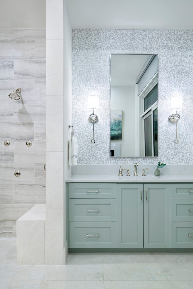 Idéer för mycket stora lantliga vitt en-suite badrum, med turkosa skåp, en dubbeldusch, grå kakel, vita väggar, flerfärgat golv och med dusch som är öppen