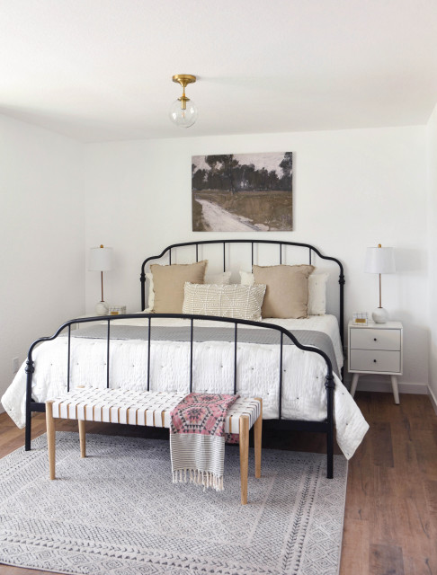Lakehouse Getaway scandinavian-bedroom