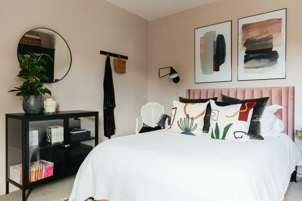Пример оригинального дизайна: гостевая спальня среднего размера, (комната для гостей) в стиле модернизм с розовыми стенами, ковровым покрытием, стандартным камином, бежевым полом и кирпичными стенами