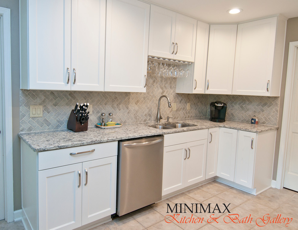 Eat-in kitchen - mid-sized transitional u-shaped porcelain tile eat-in kitchen idea with an undermount sink, shaker cabinets, white cabinets, quartz countertops, gray backsplash, stone tile backsplash and stainless steel appliances
