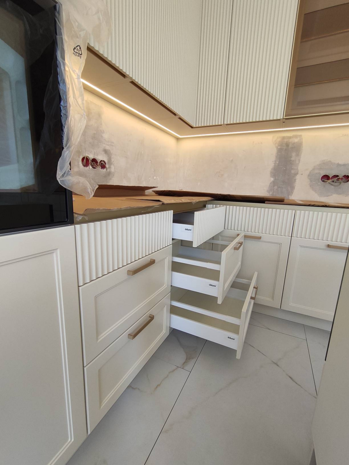 Кухонный гарнитур с фрезерованными фасадами в дом