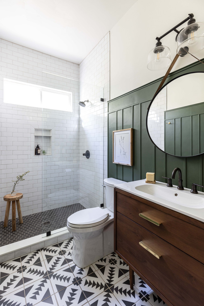 Идея дизайна: маленькая ванная комната в стиле неоклассика (современная классика) с темными деревянными фасадами, открытым душем, унитазом-моноблоком, белой плиткой, керамической плиткой, зелеными стенами, полом из цементной плитки, душевой кабиной, врезной раковиной, мраморной столешницей, разноцветным полом, открытым душем, белой столешницей, тумбой под одну раковину, напольной тумбой и панелями на части стены для на участке и в саду