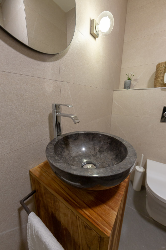 Источник вдохновения для домашнего уюта: главная ванная комната в современном стиле с белой плиткой, настольной раковиной, серым полом и тумбой под одну раковину
