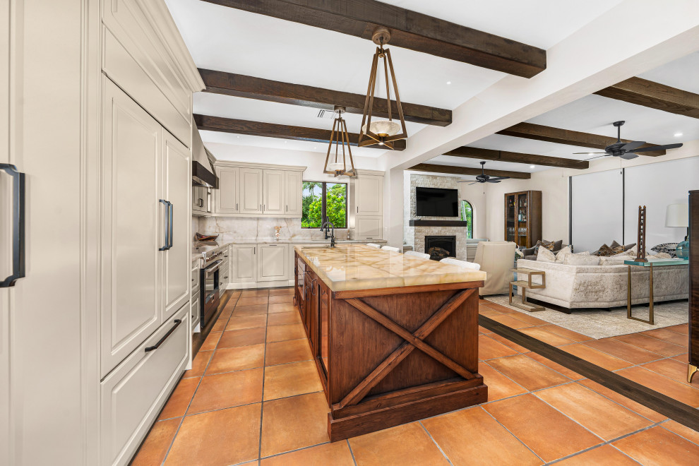 Kitchen - transitional kitchen idea in Miami