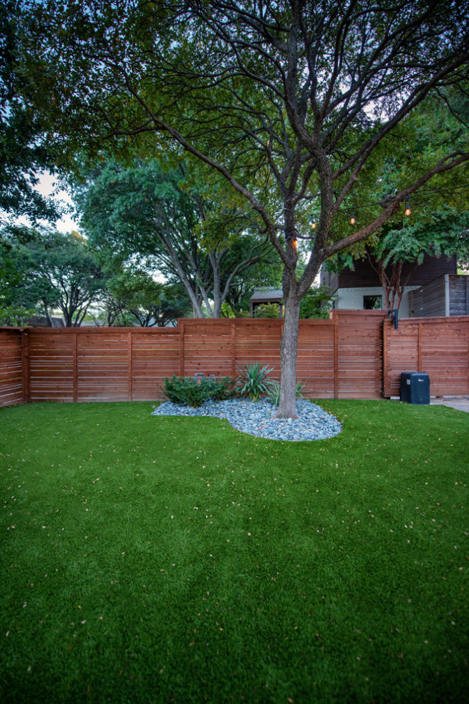 Пример оригинального дизайна: участок и сад на заднем дворе в стиле модернизм с покрытием из гальки