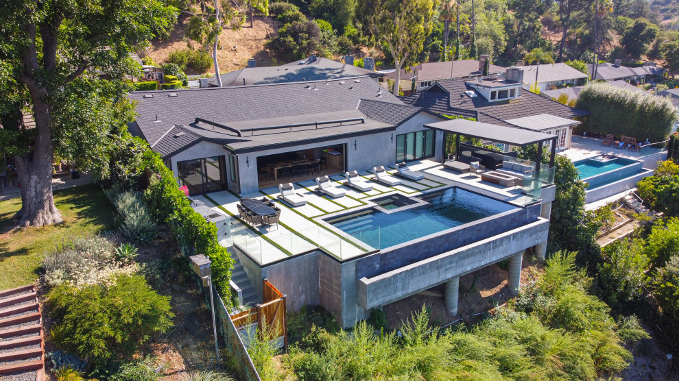 Oberirdischer, Geräumiger Moderner Pool hinter dem Haus in individueller Form mit Pool-Gartenbau und Betonboden in Los Angeles