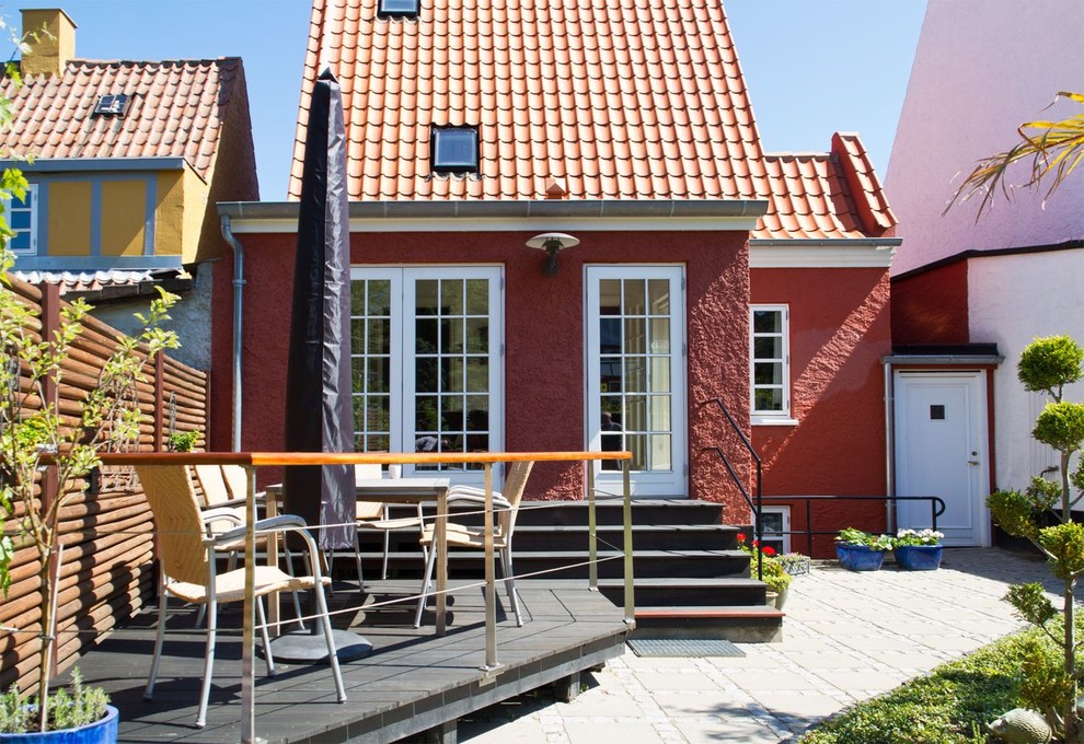 Photo of a small scandinavian deck in Odense.