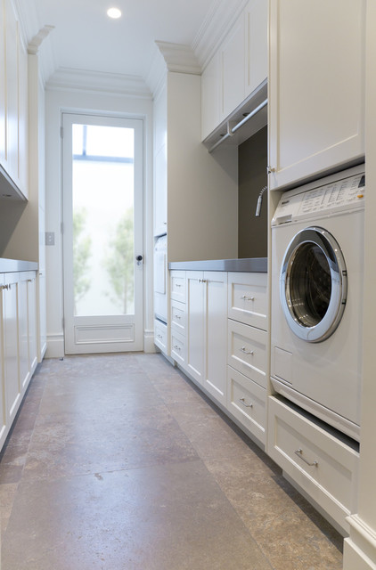 Laundry room with wine storage classique-buanderie