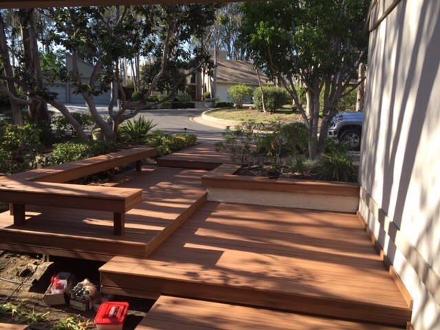 Deck container garden - mid-sized rustic backyard deck container garden idea in Los Angeles with a roof extension