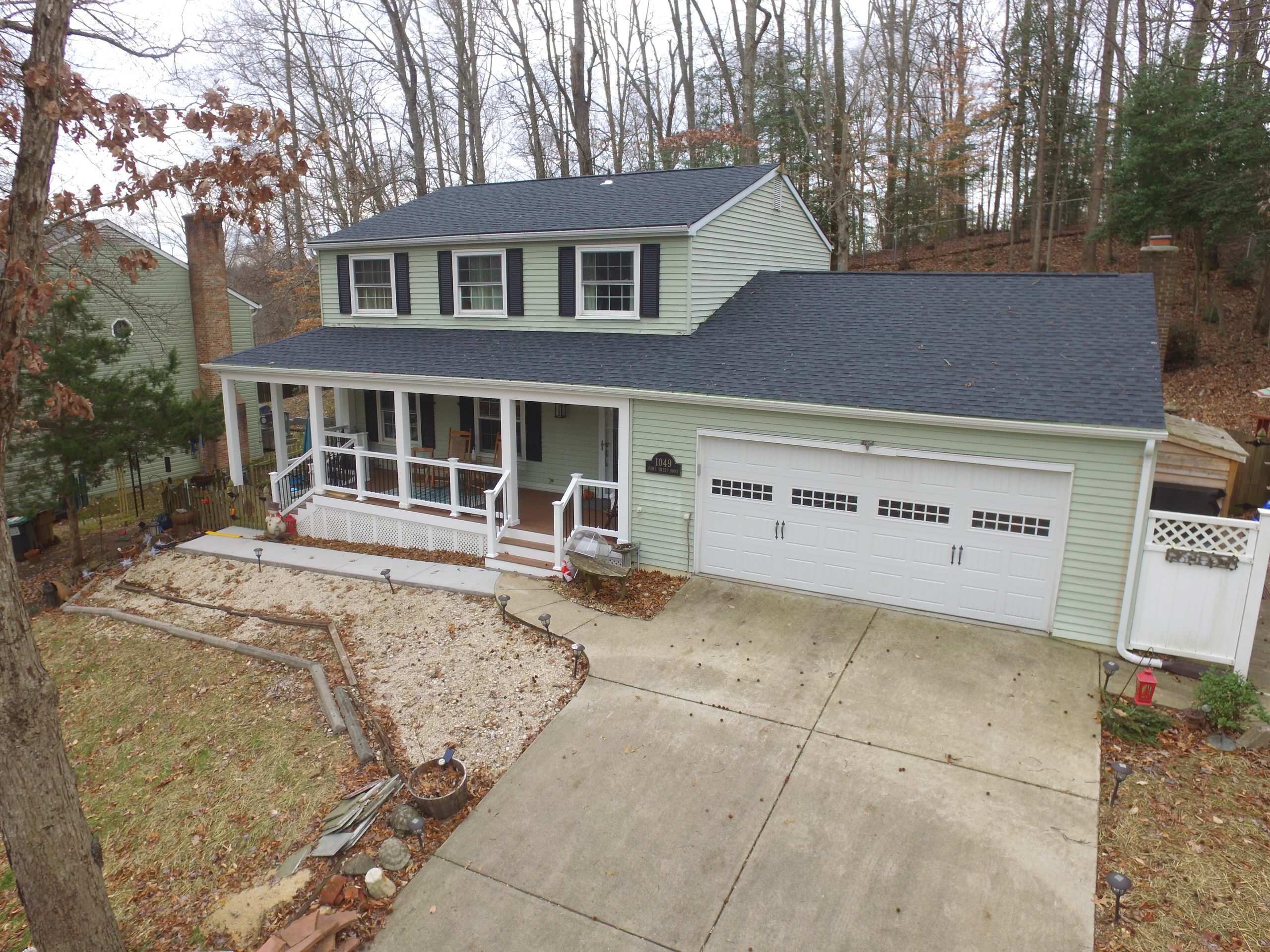 Front Porch w/ Breezeway to Basement