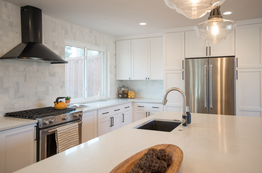 Zweizeilige, Mittelgroße Moderne Wohnküche mit Unterbauwaschbecken, Glasfronten, beigen Schränken, Küchengeräten aus Edelstahl, braunem Holzboden und Kücheninsel in Sonstige