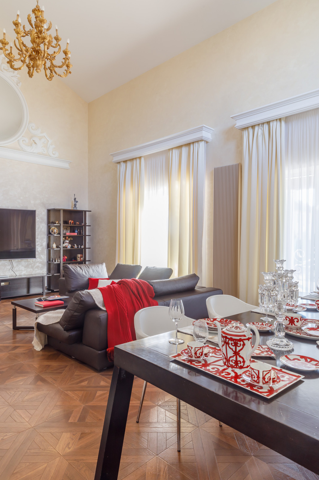 Дом с круглым окном