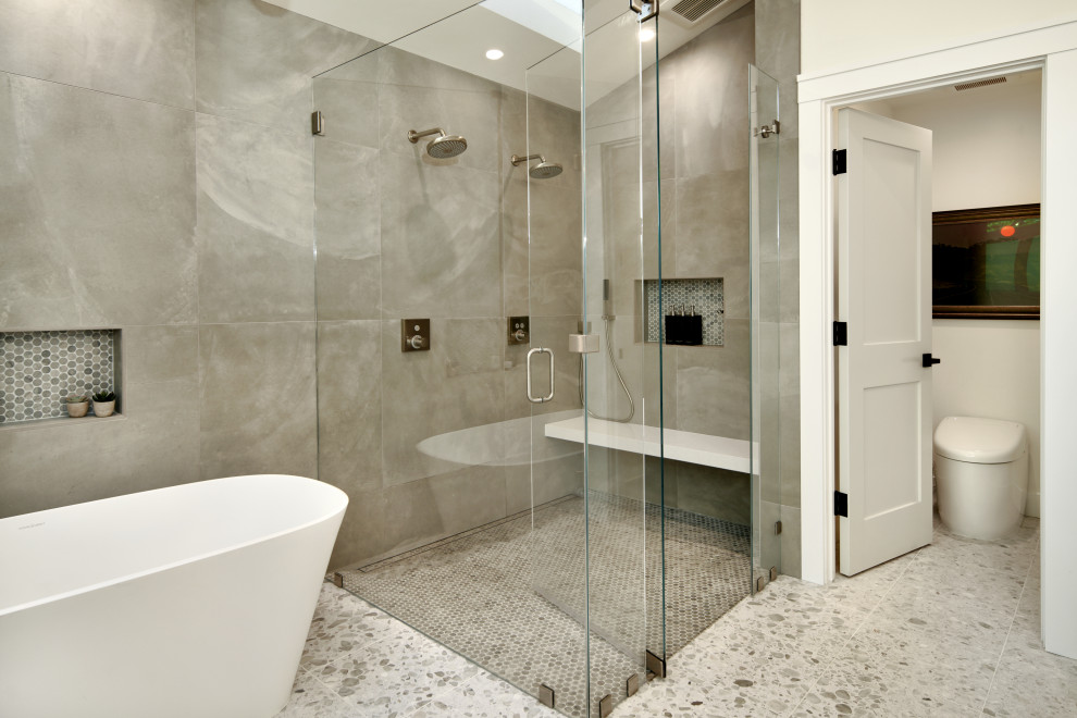 Exempel på ett stort modernt vit vitt en-suite badrum, med skåp i shakerstil, skåp i ljust trä, ett fristående badkar, en kantlös dusch, en toalettstol med hel cisternkåpa, grå kakel, mosaik, vita väggar, marmorgolv, ett undermonterad handfat, bänkskiva i kvarts, vitt golv och dusch med gångjärnsdörr